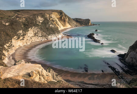 Atemberaubende Aussicht auf Man O'War Bay. West Lulworth. Jurassic Coast, Dorset, England, UK langen Belichtungszeit. Schwerpunkt auf die Küste Stockfoto