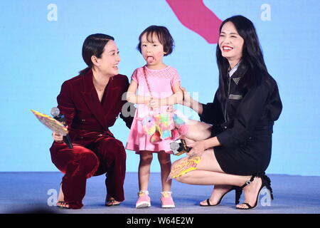 Chinesischen Schauspielerinnen Yao Chen, Links, und Ma Yili, rechts, reagieren, nachdem es ein kleines Mädchen während einer Pressekonferenz für die Premiere des Films 'Lost, Stockfoto