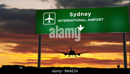 Flugzeug silhouette Landung in Sydney, Australien. Stadt Anreise mit Flughafen Richtung Namensschild und den Sonnenuntergang im Hintergrund. Reise und Transport conc Stockfoto