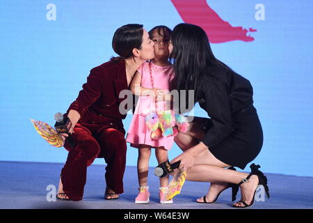 Chinesischen Schauspielerinnen Yao Chen, Links, und Ma Yili, Recht, ein kleines Mädchen küssen, während einer Pressekonferenz für die Premiere des Films "Verloren, Gefunden in Beij Stockfoto