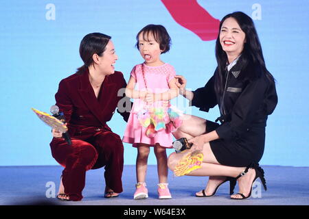 Chinesischen Schauspielerinnen Yao Chen, Links, und Ma Yili, rechts, reagieren, nachdem es ein kleines Mädchen während einer Pressekonferenz für die Premiere des Films 'Lost, Stockfoto