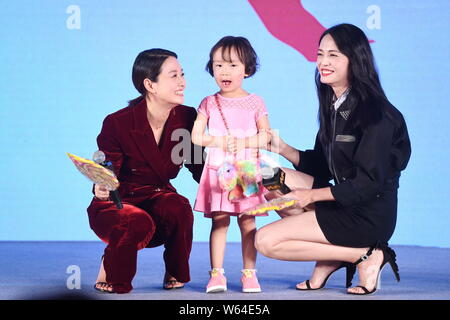 Chinesischen Schauspielerinnen Yao Chen, Links, und Ma Yili, rechts, reagieren, nachdem es ein kleines Mädchen während einer Pressekonferenz für die Premiere des Films 'Lost, Stockfoto