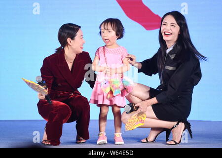 Chinesischen Schauspielerinnen Yao Chen, Links, und Ma Yili, rechts, reagieren, nachdem es ein kleines Mädchen während einer Pressekonferenz für die Premiere des Films 'Lost, Stockfoto