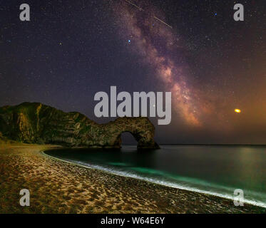 Milchstraße über dem Durdle Door rock Arch an der Küste von Dorset im Süden von England, bei Nacht. Jurassic Coast, Großbritannien Stockfoto