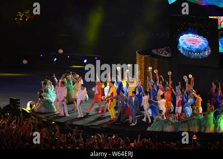 Chinesische Entertainer und Sportler bei der Hangzhou 8-minütige Show während der Abschlussfeier der Asian Games 2018, offiziell als die 1 bekannten Stockfoto