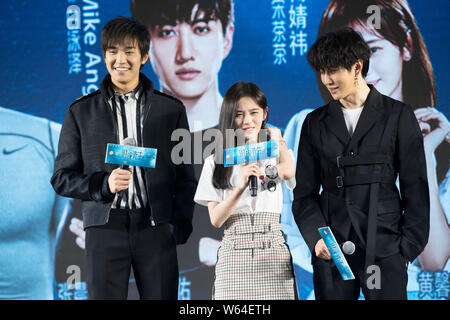 Thailändische Schauspieler und Sänger Mike D. Angelo von Thai Pop Duo Golf & Mike, rechts, und chinesische Sängerin und Schauspielerin Ju Jingyi, Mitte, nehmen an einer Pressekonferenz f Stockfoto