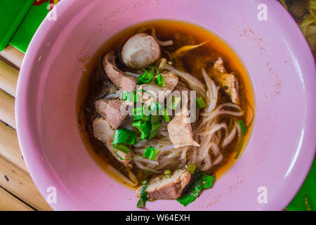 Die Nudeln in eine Schüssel mit Rosa in Thailand. Stockfoto