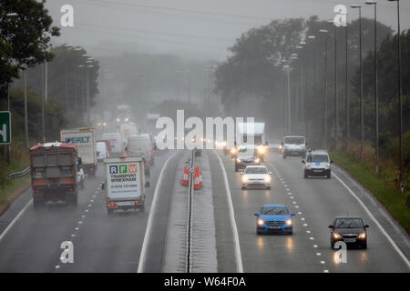 Flintshire, Nord Wales, Großbritannien, 31. Juli 2019. UK Wetter: kühlere Temperaturen als zu spät und schwere Regenfälle für viele Teile des Vereinigten Königreichs mit einem Met Office Wetter Warnung oder Regen. Die Autofahrer fahren durch starken Regen entlang der A55 in der Nähe von Halkyn, Flintshire, Wales © DGDImages/AlamyLiveNews Stockfoto