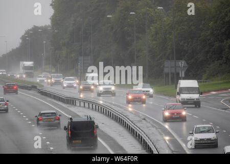 Flintshire, Nord Wales, Großbritannien, 31. Juli 2019. UK Wetter: kühlere Temperaturen als zu spät und schwere Regenfälle für viele Teile des Vereinigten Königreichs mit einem Met Office Wetter Warnung oder Regen. Die Autofahrer fahren durch starken Regen entlang der A55 in der Nähe von Halkyn, Flintshire, Wales © DGDImages/AlamyLiveNews Stockfoto