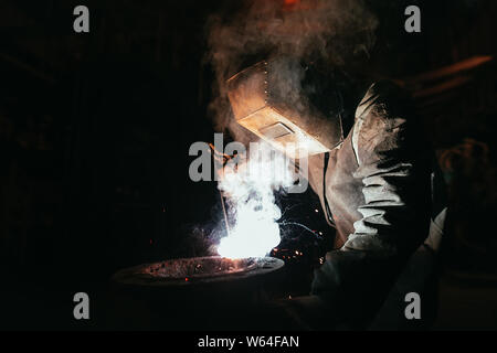 Industrielle Arbeiter in der Fabrik Schweißen closeup Stockfoto