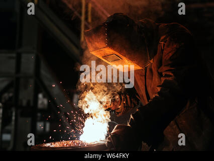 Industrielle Arbeiter in der Fabrik schweißen Nahaufnahme. Stockfoto