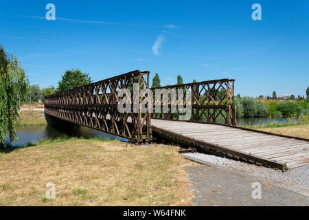 Breendonk, Belgien, 22. Juli 2019. Der nationalen Gedenkstätte der Festung Breendonk, Rusty Iron Bridge Stockfoto