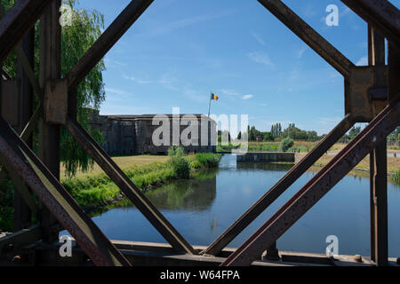 Breendonk, Belgien, 22. Juli 2019. Der nationalen Gedenkstätte der Festung Breendonk, der Eingang des Fort mit belgischer Flagge aus dem Bügeleisen br gesehen Stockfoto