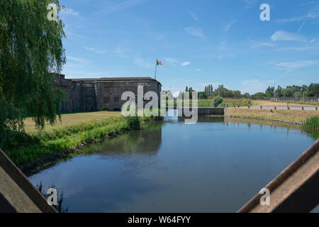 Breendonk, Belgien, 22. Juli 2019. Der nationalen Gedenkstätte der Festung Breendonk, Blick auf den Eingang des fort mit der Brücke Stockfoto