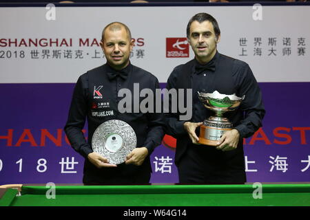 Ronnie O'Sullivan von England, rechts, und Barry Hawkins von England posieren mit ihren Trophäen nach Ihrem letzten Spiel während der 2018 Shanghai Masters sn Stockfoto