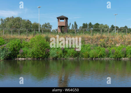 Breendonk, Belgien, 22. Juli 2019. Der nationalen Gedenkstätte der Festung Breendonk, Wachtürme und Stacheldraht für den Kanal Stockfoto