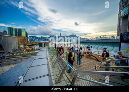 Menschen sehen Hong Kongs Victoria Harbour vom Sightseeing Plattform an der West Kowloon Bahnhof an der Guangzhou-Shenzhen - Hong Kong Express Ra Stockfoto
