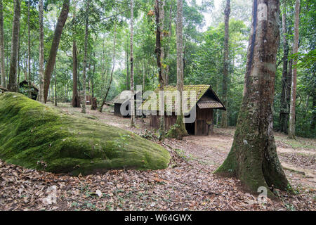 Die Holzhäuser der militärischen Akademie und Schule an der Phu Hin Rong Kla National Park in der Nähe der Stadt Phitsanulok im Norden von Thailand. Thai Stockfoto