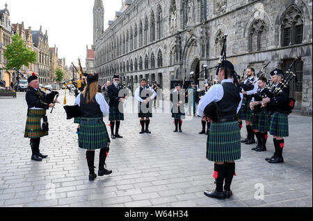 Die Söhne des schottischen Pipe Band von Ottawa Proben außerhalb der Tuchhallen, Ypern, Belgien vor der Teilnahme an den letzten Post Ceremony Stockfoto