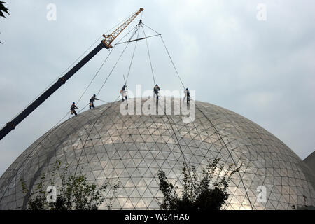 'Spider-Man' tun Reinigung auf der Kuppel des China Museum für Wissenschaft und Technologie in Peking, China, 11. September 2018. Stockfoto