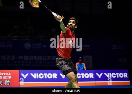 Srikanth Kidambi von Indien gibt einen Schuß zu Kento Momota von Japan in ihren Viertelfinalegleichen der männlichen Singles während des Victor China Open 2018 Ich Stockfoto