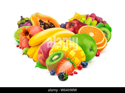 Herz Form der Früchte und Beeren auf weißem Hintergrund mit Freistellungspfad isoliert, Haufen von verschiedenen Ganze und aufgeschnittene tropische Früchte Sammlung Stockfoto