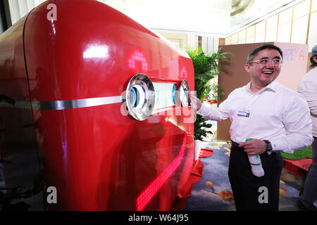 Ein Besucher versucht Coca-Cola aus der ersten Coca-Cola Konzept der Welt Getränkeautomat und recycling Maschine am Schauplatz des World Economic Forum Annua zu kaufen Stockfoto
