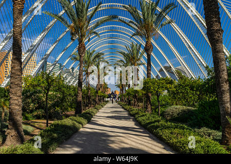 Juli 27, 2019 - Valencia, Spanien. In der l'Umbracle (2001) outdoor Sculpture Gallery und den Garten. Ein Teil der Stadt der Künste und Wissenschaften in Valencia Stockfoto