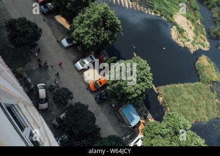 Luftaufnahme von verschmutztes Wasser aus einer Kläranlage Entladen ein riesiges Abwasser Teich in der Nähe der Wohngebäude in Wuhan City, Centra Stockfoto