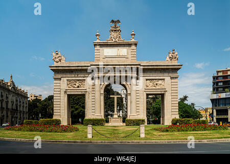 Juli 27, 2019 - Valencia, Spanien. Die Puerta de la Mar (1944) im Stadtzentrum von Valencia ist eine Nachbildung eines historischen Stadttor und ehrt die Opfer des t Stockfoto