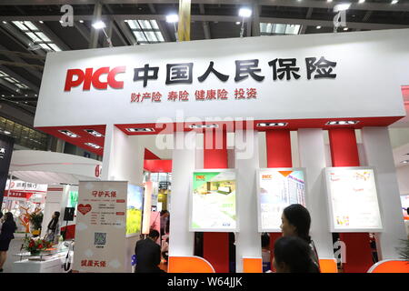 ---- Menschen besuchen den Stand der PICC (People's Insurance Company von China) während einer Messe in Shenzhen, der südchinesischen Provinz Guangdong, Stockfoto