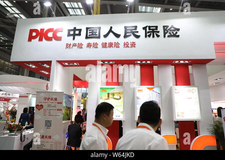 ---- Menschen besuchen den Stand der PICC (People's Insurance Company von China) während einer Messe in Shenzhen, der südchinesischen Provinz Guangdong, Stockfoto