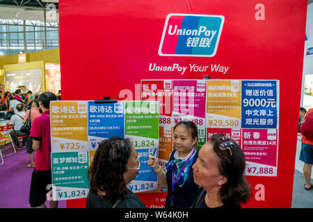 ---- Leute besuchen Sie den Stand von UnionPay International China UnionPay während einer Ausstellung in der Stadt Guangzhou, die südchinesische Provinz Guangdong, 8. Stockfoto