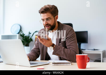 Junge startup Unternehmer arbeiten mit Laptop im Büro und am Telefon sprechen Stockfoto