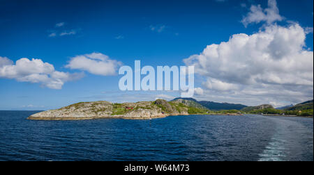 Blick von der Fähre segeln zwischen Festland und Insel Leka, Norwegen. Stockfoto