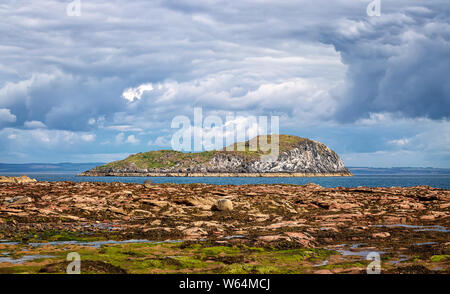 Craigleith Insel von der East Bay, North Berwick, East Lothian, Schottland. Nordsee. Craigleith Insel ist Kolonie von Vögeln. Stockfoto
