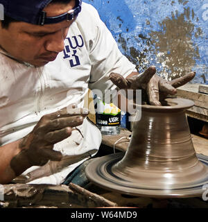 Mexiko- Stadt, Puebla Stadt, Mann, keramische Arbeiten mit der Töpferscheibe in der uriarte Haus, Mexiko. Stockfoto