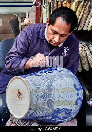 Mexiko- Stadt, Puebla Stadt, fokussierte reifer Mann Malerei Keramik Vase der Uriarte Haus, Mexiko. Stockfoto