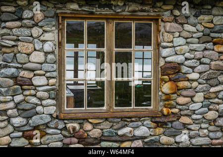 Ferienhaus aus Stein gebaut mit Materialien vom Strand auf der Insel Leka, Norwegen. Stockfoto