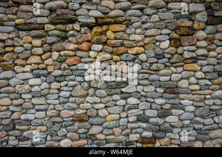 Ferienhaus aus Stein gebaut mit Materialien vom Strand auf der Insel Leka, Norwegen. Stockfoto