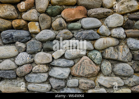 Ferienhaus aus Stein gebaut mit Materialien vom Strand auf der Insel Leka, Norwegen. Stockfoto