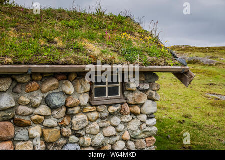 Ferienhaus aus Stein gebaut mit Materialien vom Strand auf der Insel Leka, Norwegen. Stockfoto