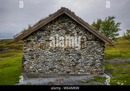 Ferienhaus aus Stein gebaut mit Materialien vom Strand auf der Insel Leka, Norwegen. Stockfoto