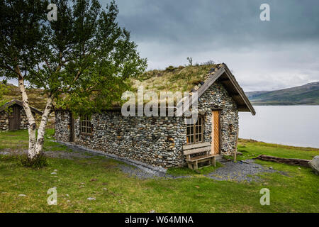 Ferienhaus aus Stein gebaut mit Materialien vom Strand auf der Insel Leka, Norwegen. Stockfoto