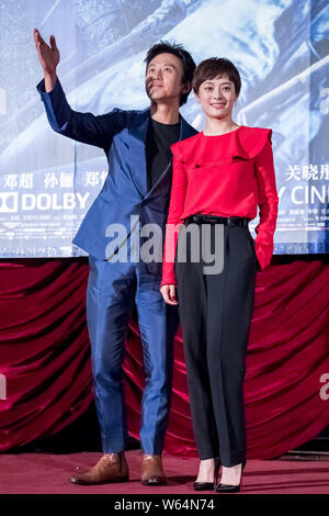 Chinesische Schauspielerin Sun Li, rechts, und ihr Ehemann Schauspieler Deng Chao besuchen eine Premiere für Schatten ist ihr neuer Film "Der chinesische Regisseur Zhang Regie Stockfoto