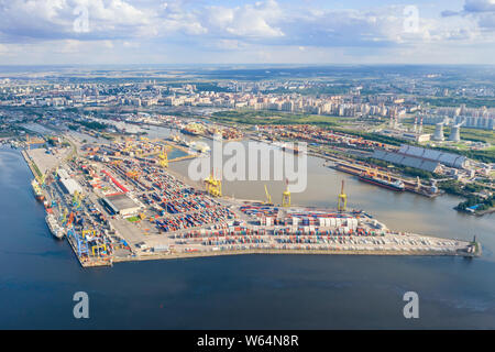 Luftaufnahme auf Sea Port mit Cargo Container in Sankt Petersburg, Rußland gegen weit entfernte Stadt Stockfoto