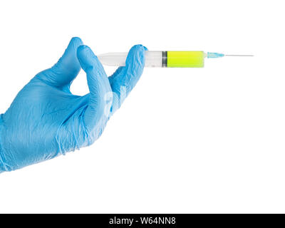 Hand in blau Handschuhe holding Spritze mit grünem Stoff. Auf weißen, Beschneidungspfade getrennt ausgewiesen Stockfoto
