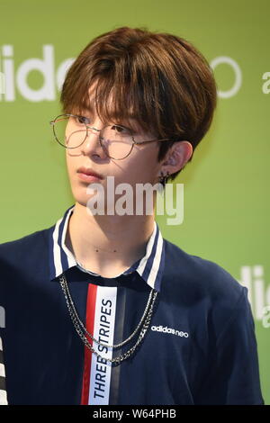 Chinesische Sänger Ventilator Chengcheng, der jüngere Bruder der Schauspielerin Fan Bingbing, der Neunköpfigen chinesischer Junge Gruppe neun Prozent besucht eine Werbeveranstaltung Stockfoto