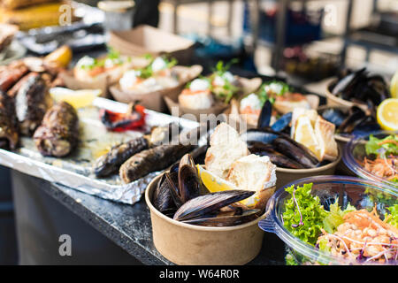 Appetitlich Fisch, Muscheln, Lachs, Mais mit einem Straßenfest Stockfoto