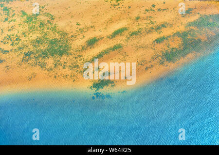 Flach mit Sandboden und Ocean welligkeit Luftaufnahme. Natürliche Textur und Hintergrund Stockfoto